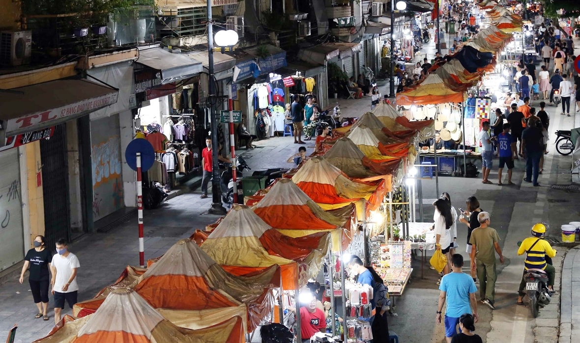 Dong Xuan Market from outside looking in at night